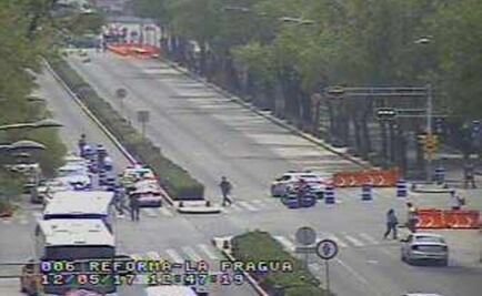 Padres de los 43 bloquean Paseo de la Reforma