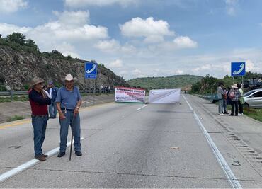 Cumplen 9 horas de bloqueo en el Arco Norte; ejidatarios exigen pago de indemnización