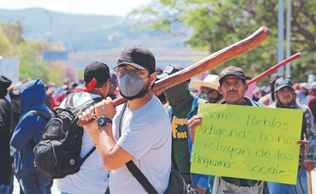 Los manifestantes, que cubrieron sus rostros con paliacates y portaban palos, provenían de comunidades presuntamente controladas por la organización criminal Los Ardillos. FOTOS: DASSAEV TÉLLEZ. CUARTOSCURO