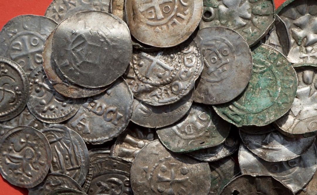 El tesoro del rey danés Harald Blåtand se consideran el mayor descubrimiento de monedas en el sur del mar Báltico. Foto: Stefan Sauer/dpa via AP