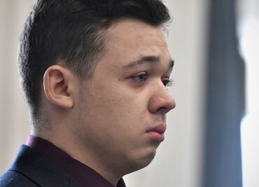 La polémica absolución en EU de Kyle Rittenhouse, joven que mató a dos personas en protestas raciales