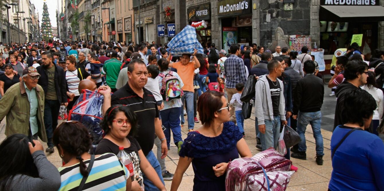 La afectación por la pandemia en el sector servicios es una de las causas por las cuales no se ha recuperado el ingreso familiar en la Ciudad de México y Jalisco, consideran analistas. Foto: Archivo / EL UNIVERSAL