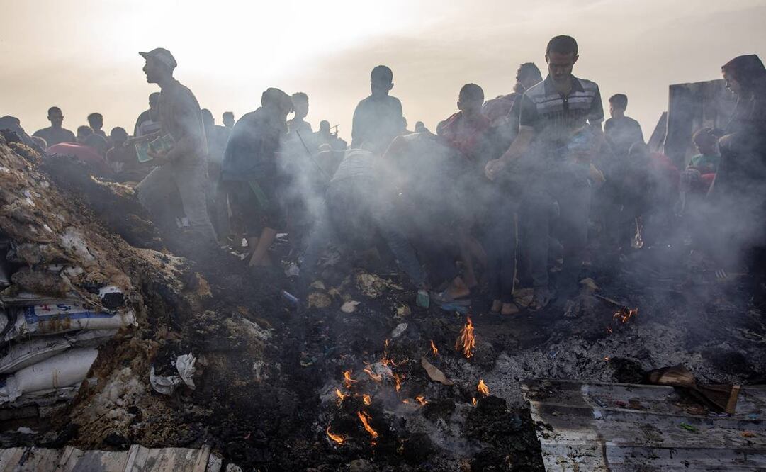 Palestinos inspeccionan los daños después de una incursión del ejército israelí en un campamento para personas desplazadas en Rafah. Foto: EFE