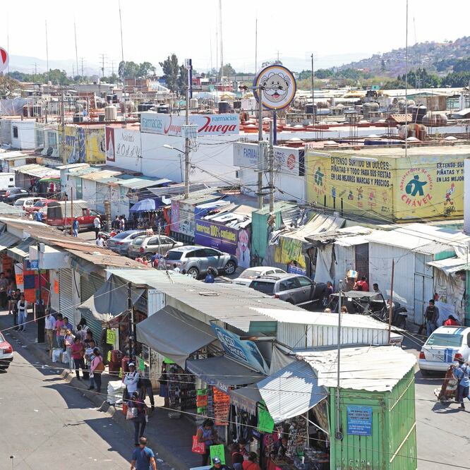 En la capital de Oaxaca, grupos de colombianos que ofrecen préstamos de dinero operan en la Central de Abasto y en colonias aledañas. EDWIN HERNÁNDEZ. EL UNIVERSAL
