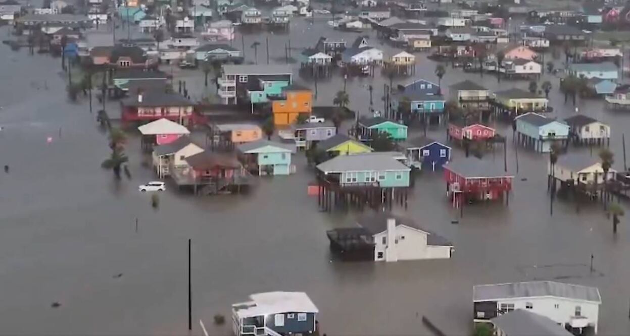 La costa de Texas sufre inundaciones antes de la llegada de la tormenta tropical Alberto. Foto: Captura tomada de video
@accuweather