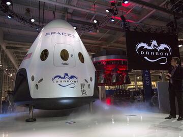 SpaceX enviará dos personas en un viaje alrededor de la Luna