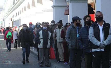 Contribuyentes forman largas filas y sin sana distacia para pagar predial en Toluca