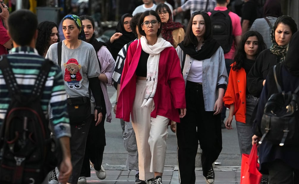Mujeres iraníes, algunas sin usar el velo islámico obligatorio, caminan por el centro de Teherán, Irán, el sábado 9 de septiembre de 2023. Foto. AP