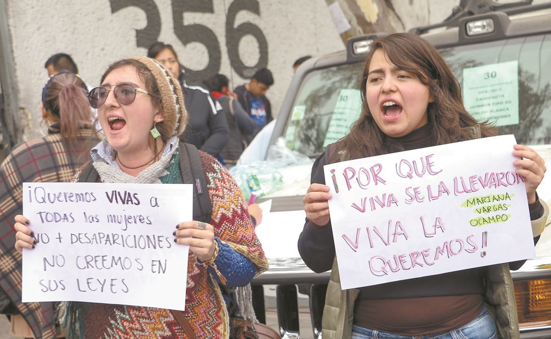 Cerca de 30 mujeres de varios colectivos se apostaron fuera de la fiscalía para exigir que siga la búsqueda de Mariana. Foto: ANDREA MURCIA. CUARTOSCURO