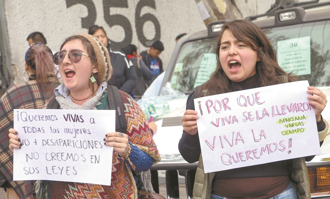 Cerca de 30 mujeres de varios colectivos se apostaron fuera de la fiscalía para exigir que siga la búsqueda de Mariana. Foto: ANDREA MURCIA. CUARTOSCURO