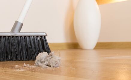 ¿Para qué sirve poner agua caliente con sal en la escoba?; conoce la peculiar tradición de limpieza
