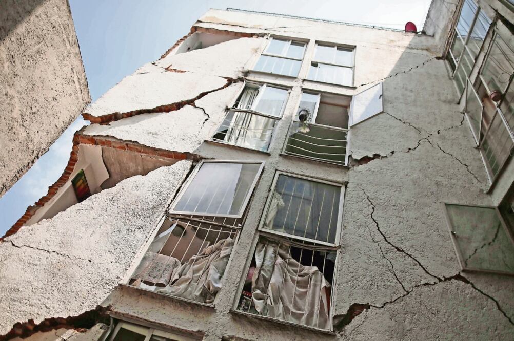 De acuerdo con Agustín Tagle, los edificios dañados son pocos ante la intensidad del sismo (JORGE DAN LÓPEZ. EFE)