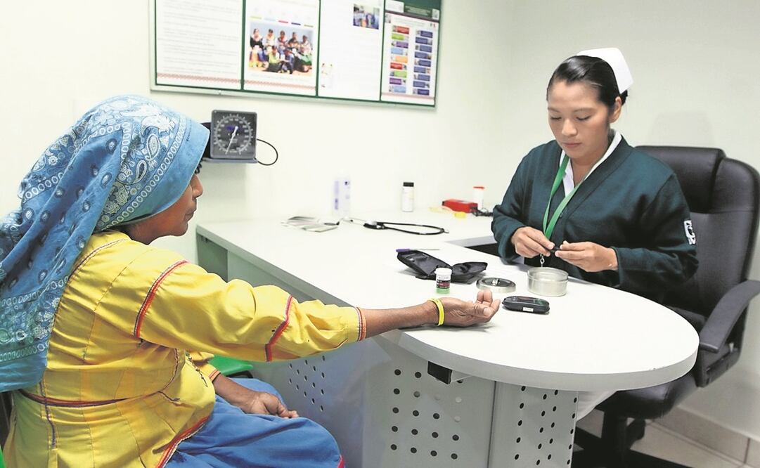Mil 600 profesionales del IMSS que hablan una o más lenguas indígenas difunden la información sobre el cuidado de la salud. Foto: Especial 