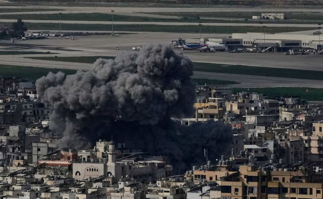 Una humareda se eleva tras un ataque aéreo israelí en Dahiyeh, un suburbio al sur de Beirut, cerca del aeropuerto internacional Rafik Hariri en Líbano, el miércoles 4 de marzo de 2026. Foto: AP