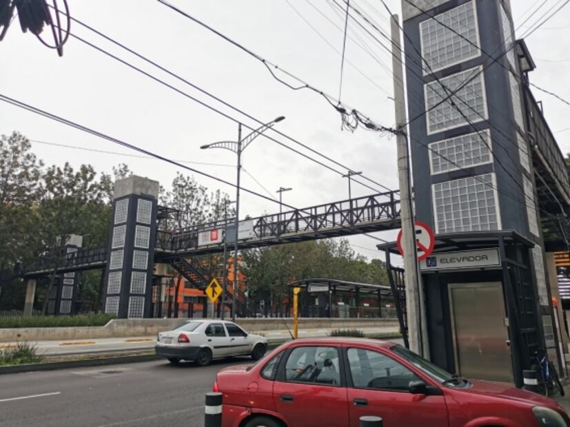 Los puentes peatonales expresaban “modernidad” en los 50 y 60