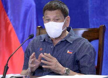 "Les inyectaré la vacuna por el trasero", advierte Duterte a ciudadanos renuentes