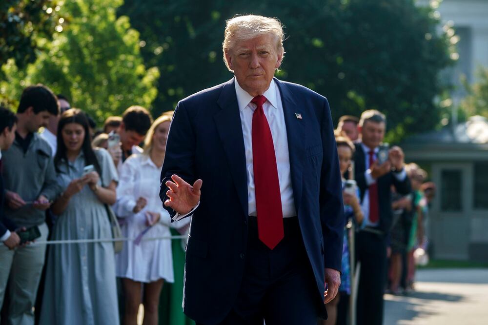 El presidente estadounidense, Donald Trump, sale de la Casa Blanca en Washington. Foto: EFE