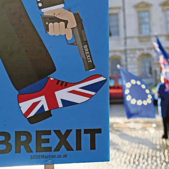 Por un nuevo referéndum. Manifestantes a favor de la Unión Europea defienden una campaña que solicita una votación pública sobre el acuerdo final del Brexit .