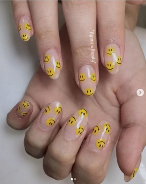 Nail art con caritas felices, la tendencia para alegrarte el día