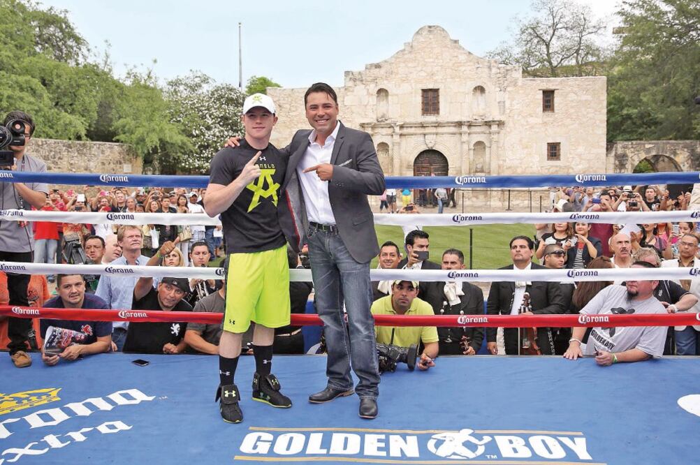 Oscar de la Hoya (der.) maneja mal a Álvarez, según ‘Money ’ (ARCHIVO. EL UNIVERSAL)