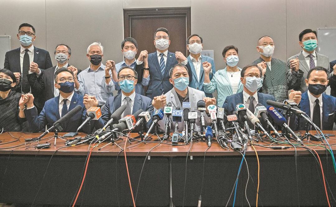 Diputados opositores anuncian su dimisión en Hong Kong. Foto: JEROME FAVRE. EFE