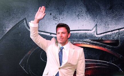 Ben Affleck saluda a fans en español