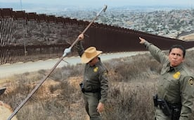 Migrantes usan escaleras caseras para cruzar muro y cumplir "el sueño americano"; suman más de 400 caídas en 2025