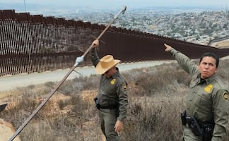 Migrantes usan escaleras caseras para cruzar muro y cumplir "el sueño americano"; suman más de 400 caídas en 2025
