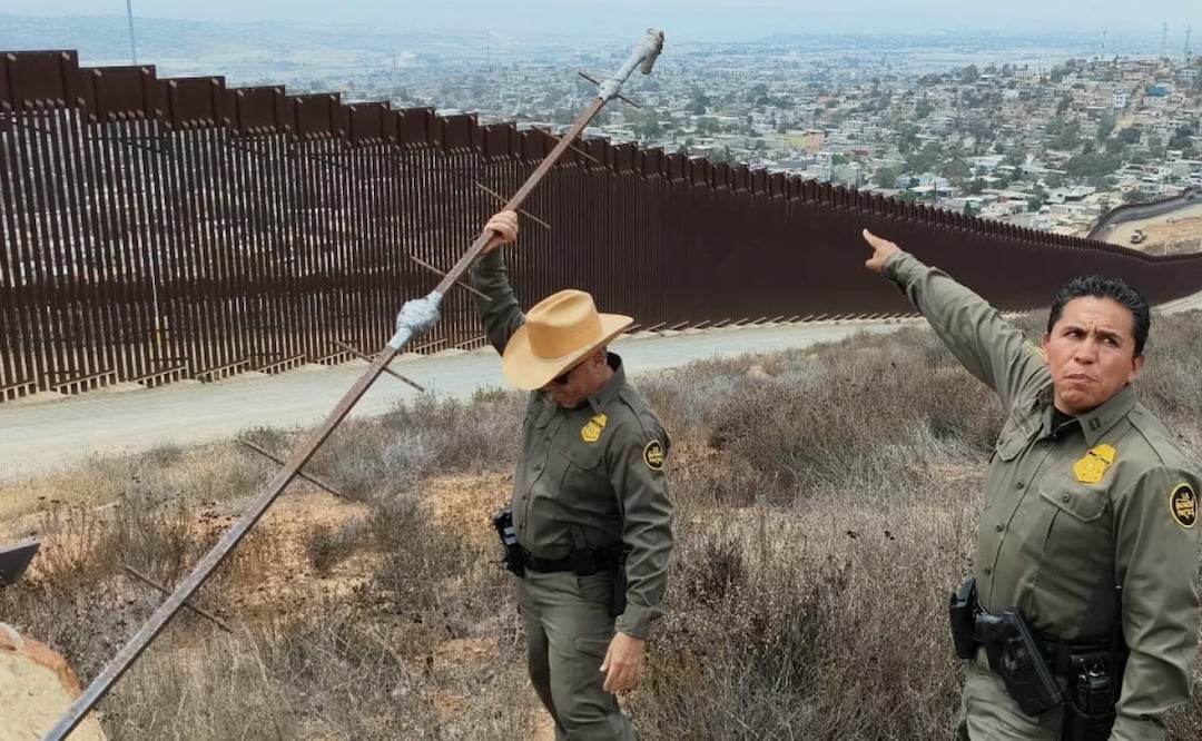 Podridas, con ganchos y cinta de aislar, así son las escaleras para cruzar migrantes en la frontera de México y EU (29/08/2026). Foto: Eduardo Dina / EL UNIVERSAL