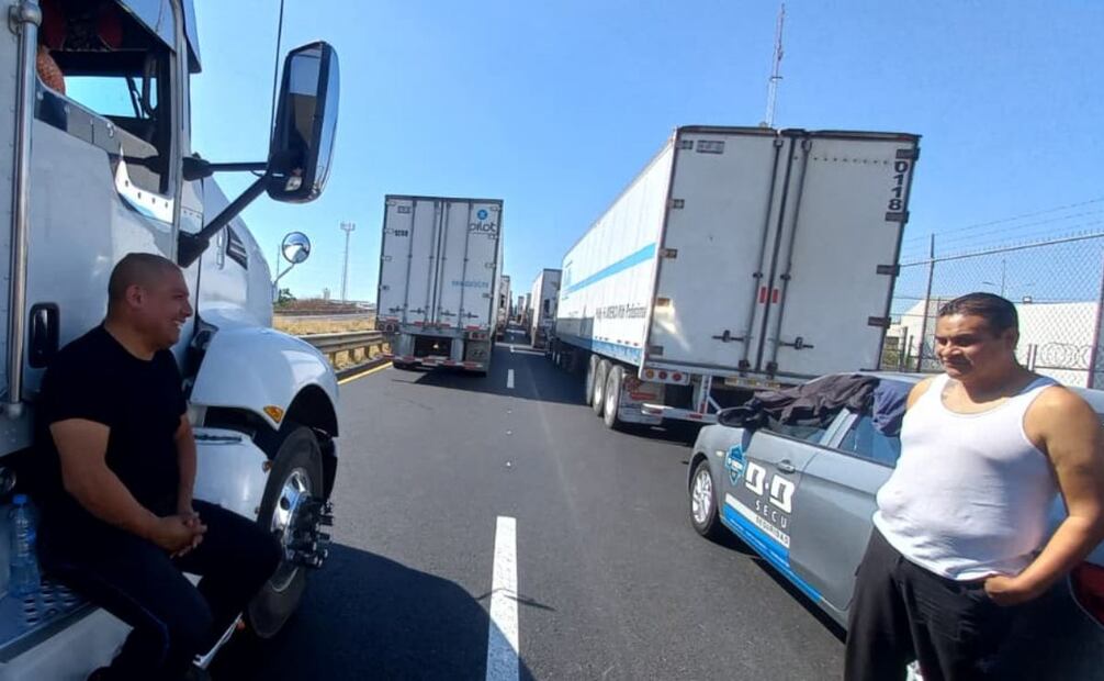 Tráileros esperando apertura de vialidades (05/11/2025). Foto: Especial