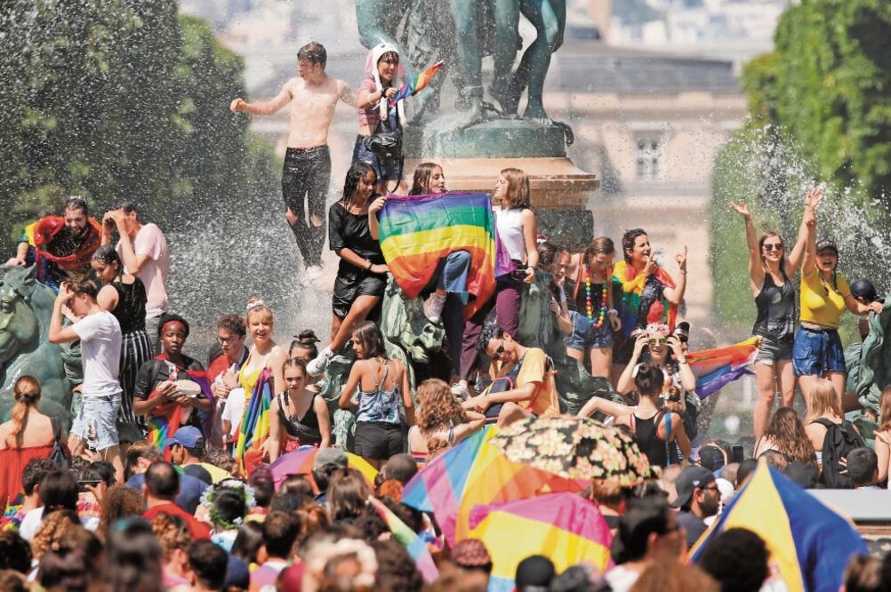 En París, Francia, también se realizó una marcha por el Orgullo Gay. Foto/CHARLES PLATIAU. REUTERS