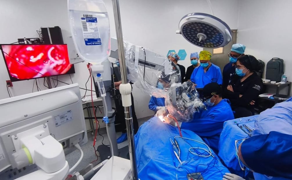 El procedimiento se hace mediante una incisión detrás de la oreja, se accede por esa parte al oído interno y se coloca el implante. | Foto: Especial.