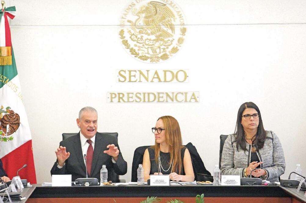 Miguel Basáñez compareció ante comisiones del Senado en busca de ser ratificado como embajador en Estados Unidos. A su lado, las legisladoras Gabriela Cuevas y Marcela Guerra (YADÍN XOLALPA. EL UNIVERSAL)