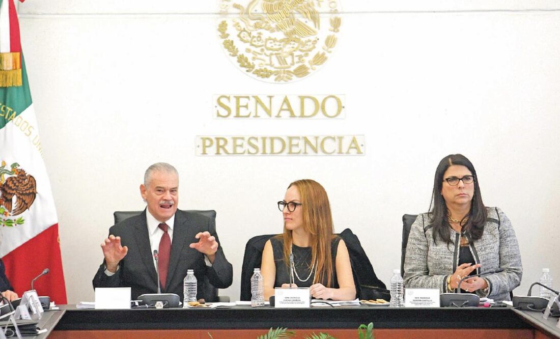 Miguel Basáñez compareció ante comisiones del Senado en busca de ser ratificado como embajador en Estados Unidos. A su lado, las legisladoras Gabriela Cuevas y Marcela Guerra (YADÍN XOLALPA. EL UNIVERSAL)