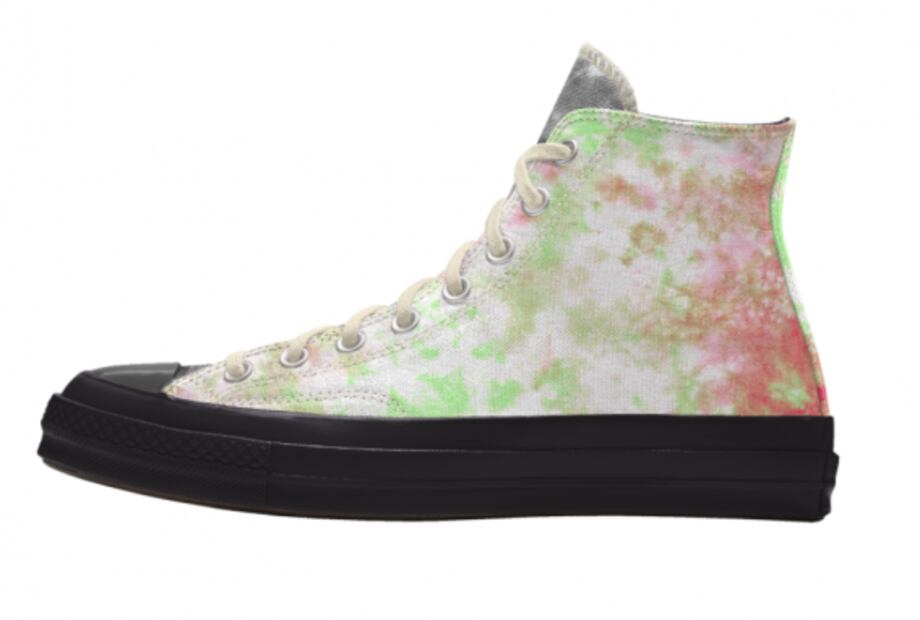 Estos son los tenis tie dye creados por Millie Bobby Brown