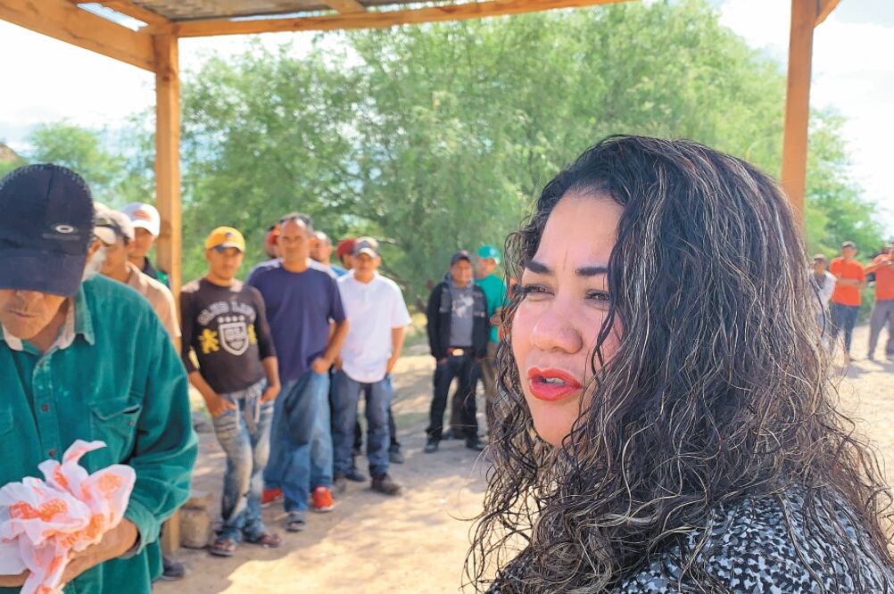 Cuando arriban a Caborca, los migrantes ya saben que Laura les da alimentos y los puede comunicar con sus familiares, y que también los lleva al doctor cuando llegan enfermos o heridos. FOTO/ AMALIA ESCOBAR. EL UNIVERSAL
