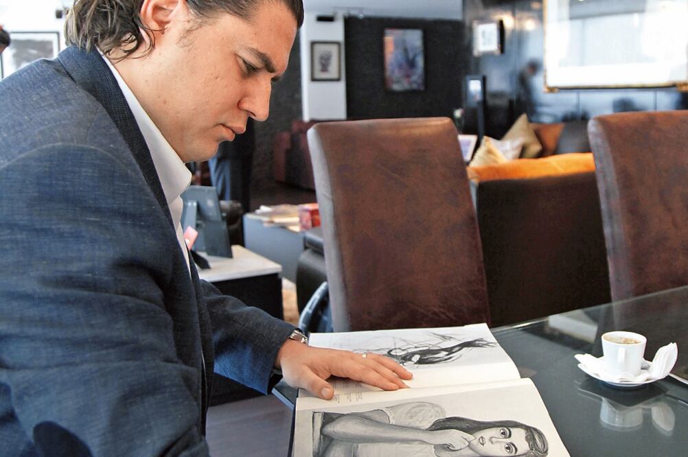 David Constantino Rodríguez Ochoa Siqueiros mira el libro del INBA donde aparece el Boceto para el retrato de Adriana (JUAN CARLOS REYES. EL UNIVERSAL)