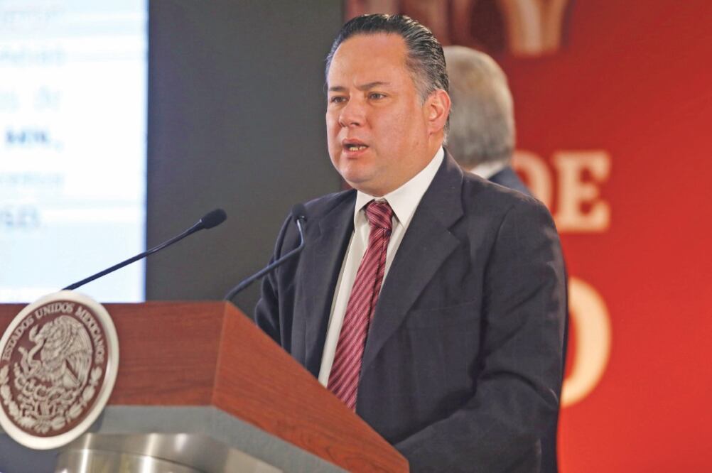 Santiago Nieto Castillo, titular de la Unidad de Inteligencia Financiera (UIF), dio a conocer que se dio el visto bueno a la CRE para que retire el permiso a 16 estaciones de servicio relacionadas con el robo de hidrocarburos. Foto: AGUSTÍN SALINAS.