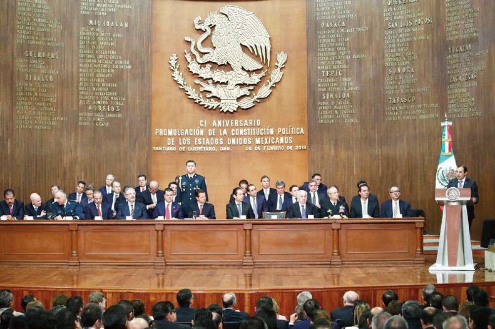 El presidente Enrique Peña Nieto (al centro) encabezó el 101 aniversario de la Constitución, en Querétaro. Durante la ceremonia uno de los oradores fue el presidente del Senado, Ernesto Cordero, quien destacó el papel de la Carta Magna. (ESPECIAL)