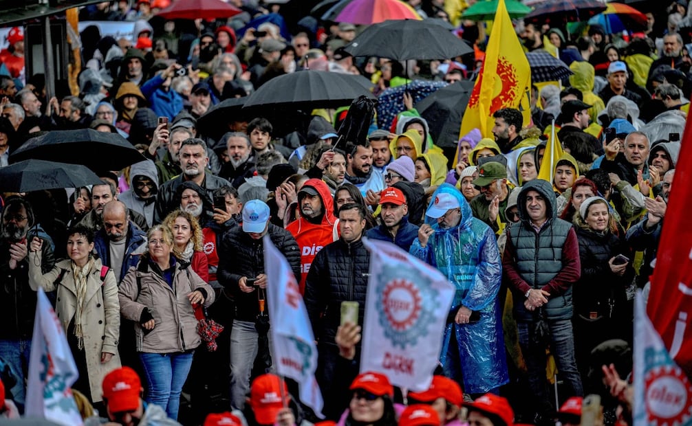 Manifestantes participan en movilizaciones del 1 de mayo en distintas ciudades de Turquía. Foto: AFP.