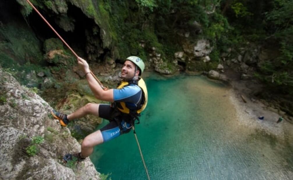 Nuevo León: pozas azules, montañas y toboganes naturales en una ruta de aventura