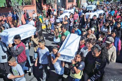 Comunidad se entrega en el adiós a los niños del incendio