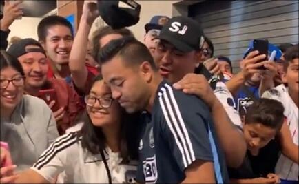 Aficionado de las Chivas besa a Marco Fabián 