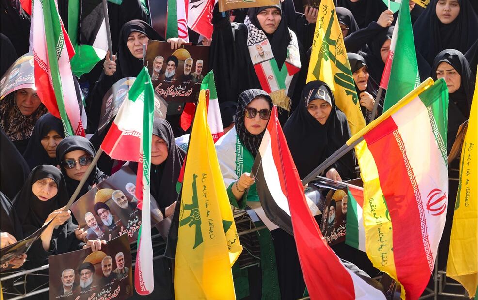 En la plaza Imán Husein se escuchaban canciones épicas en apoyo a la alianza informal antiisraelí 'Eje de la Resistencia, liderada por Teherán y formada por Hezbolá, Hamas, los hutíes de Yemen y las milicias chiíes de Irak. Foto: AFP