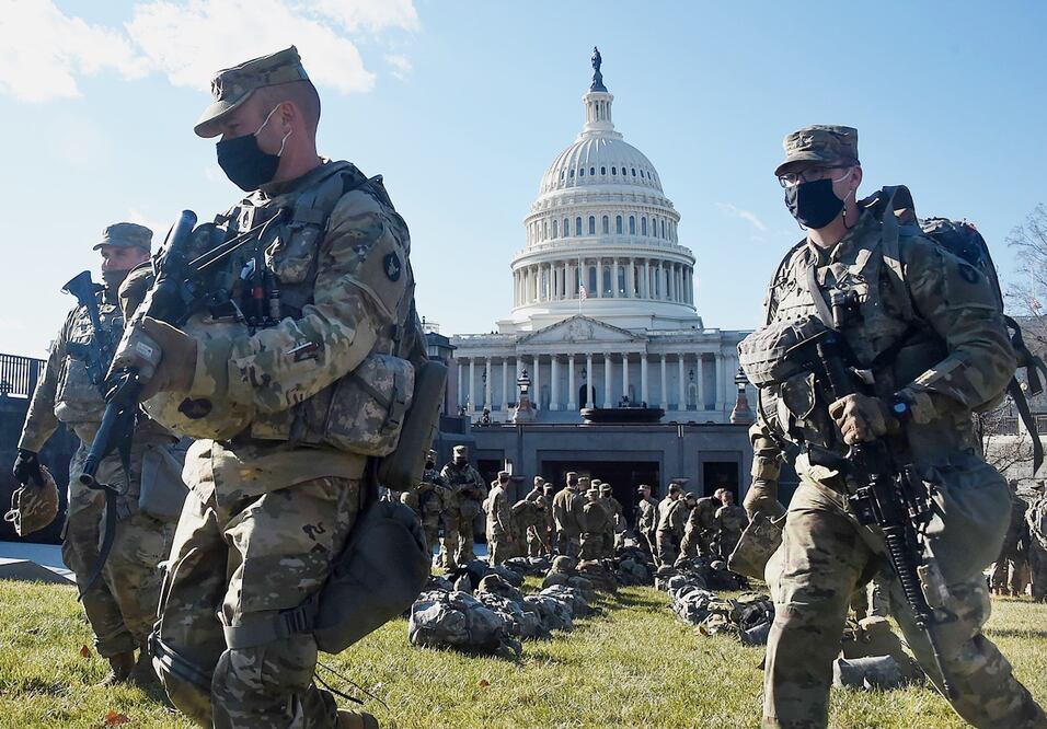 Miembros de la Guardia Nacional resguardan el Capitolio, ante la advertencia del FBI de que puede haber protestas violentas. Foto: Olivier DOULIERY/ AFP