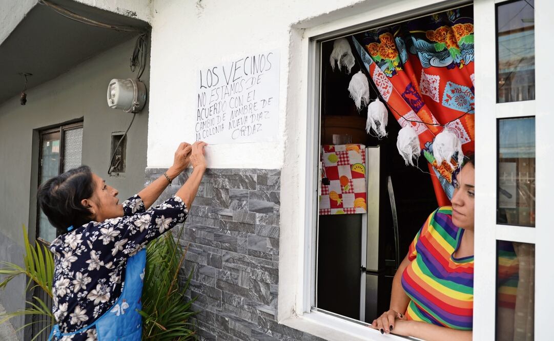 Vecinos de la colonia Nueva Díaz Ordaz colocan carteles en los que manifiestan su rechazo al cambio de nombre, porque dicen que se trata de una imposición de la autoridad. Foto: Carlos Mejía | El Universal