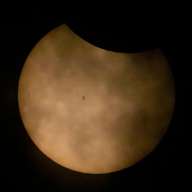 La NASA proporcionó esta imagen del eclipse solar. Se alcanza apreciar la silueta de la Estación Espacial Internacional, mientras transita a aproximadamente cinco millas por segundo, cerca de Hodgdon, Maine. FOTO: EFE