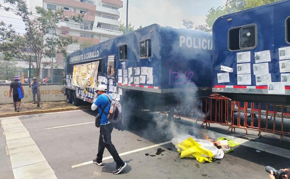 Personas queman lona frente a vehículo de policías y durante protesta de la CNTE rumbo al Estadio CDMX (09/06/2026). Foto: Eduardo Dina / EL UNIVERSAL