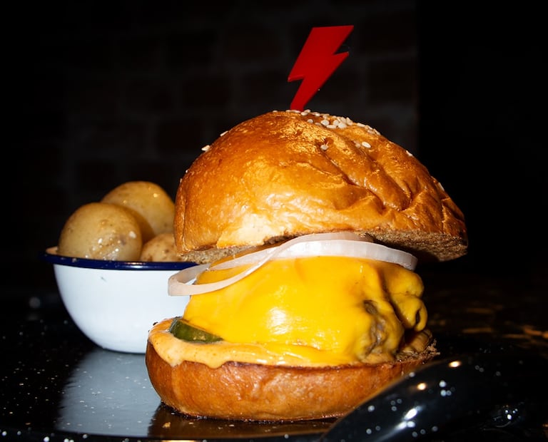 Indómita Burger Punks promete un ambiente punk mientras comes tu hamburguesa. Foto: Instagram @indomita.burgers