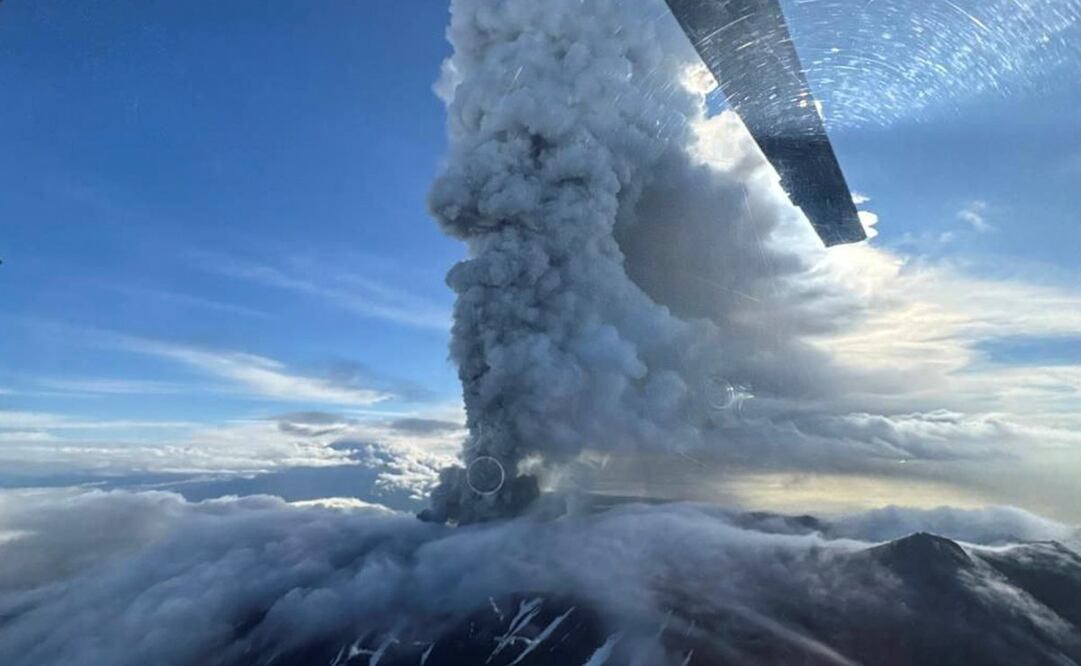 Fotografía facilitada por el Instituto de Vulcanología y Sismología FEB RAS muestra el volcán Krasheninnikov expulsando humo y ceniza durante una erupción en el territorio de Kamchatka, Rusia, este domingo. Científicos han registrado por primera vez la erupción del volcán Krasheninnikov en Kamchatka, según informa el Equipo de Respuesta a Erupciones Volcánicas de Kamchatka (KVERT) del Instituto de Vulcanología y Sismología (IVS) de la Rama del Lejano Oriente de la Academia Rusa de Ciencias. Según el personal de la Reserva Natural Kronotsky, las emisiones de ceniza alcanzan actualmente una altura de 5 a 6 km sobre el nivel del mar, y parte del territorio de la reserva está cubierto de depósitos de ceniza. Foto: EFE